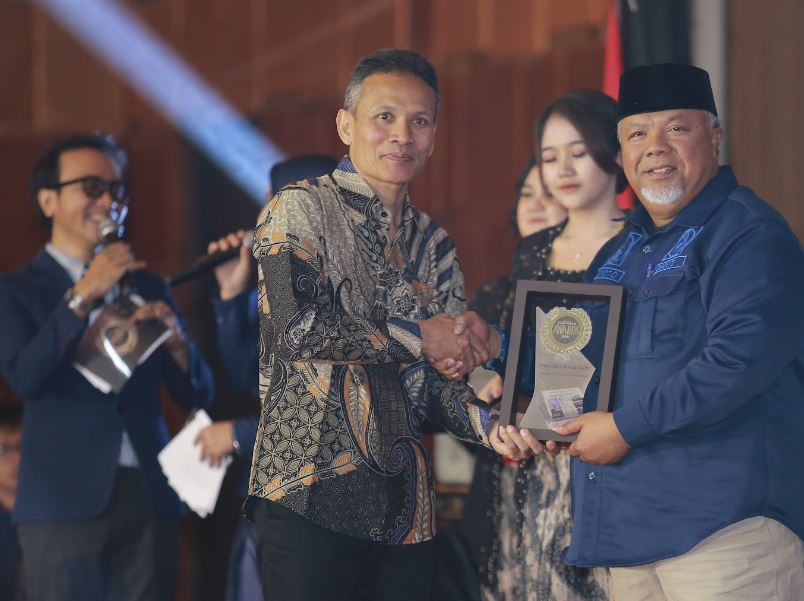 Direktur Utama Perumdam Tirta Taman Sari Suyoto menerima penghargaan di Radar Madiun Awards 2025.