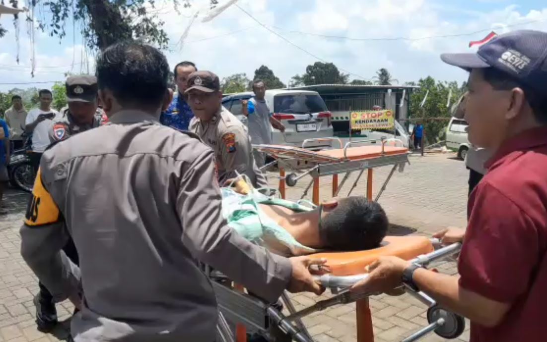 Aparat ikut membantu evakuasi puluhan siswa SMKN 1 Sine Ngawi yang keracunan diduga akibat menyantap MBG, Rabu 1 Oktober 2025.