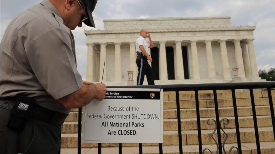 Shutdown AS 2025 bikin 750.000 pegawai federal terancam furlough tanpa bayaran, dampak politik kian memanas.