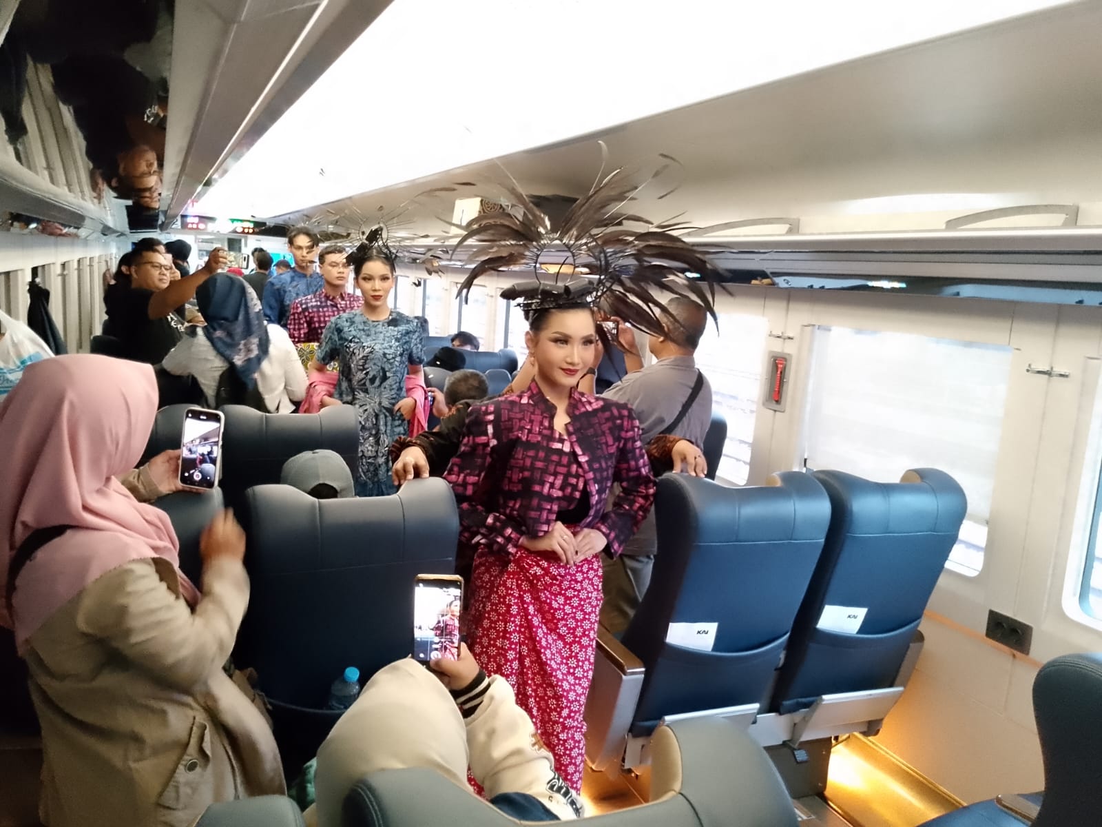 Model memperagakan busana batik di lorong gerbong KA Bias dalam gelaran Fashion Batik on the Train and Station di Stasiun Madiun, Kamis (2/10). FOTO: HUMAS DAOP 7 MADIUN