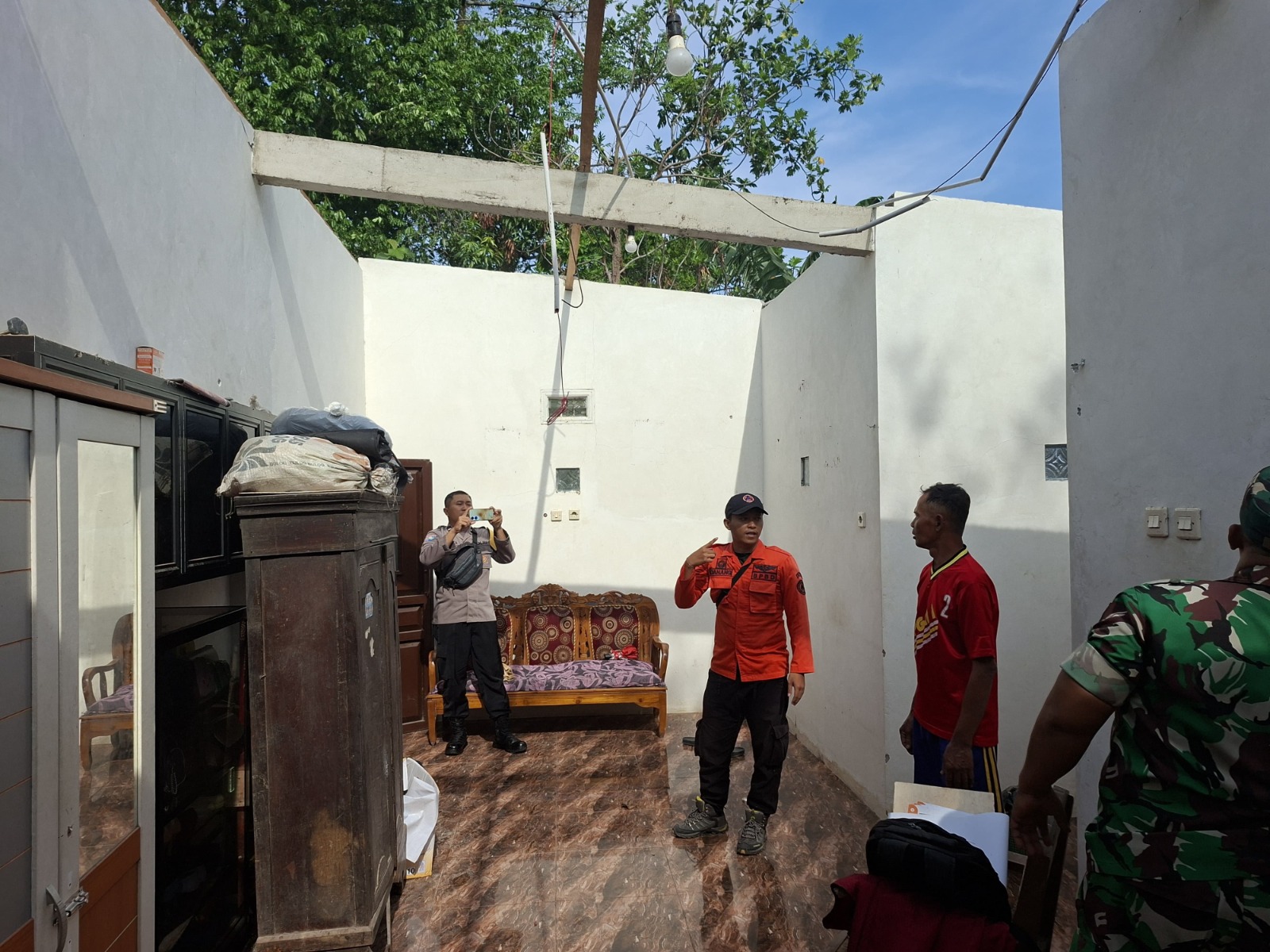 Atap rumah milik Nunuk Utami, warga Desa Carat, Kauman, rusak berat usai diterjang angin puting beliung Rabu sore (1/10). SUGENG DWI N/RADAR PONOROGO