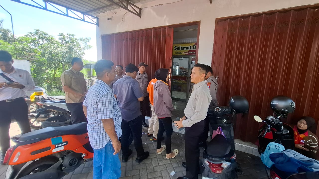 Minimarket di Desa Jeruk, Kartoharjo, Magetan, rusak setelah digasak maling yang membawa kabur uang tunai dan rokok, Rabu (1/10). AJI PUTRA/RADAR MAGETAN