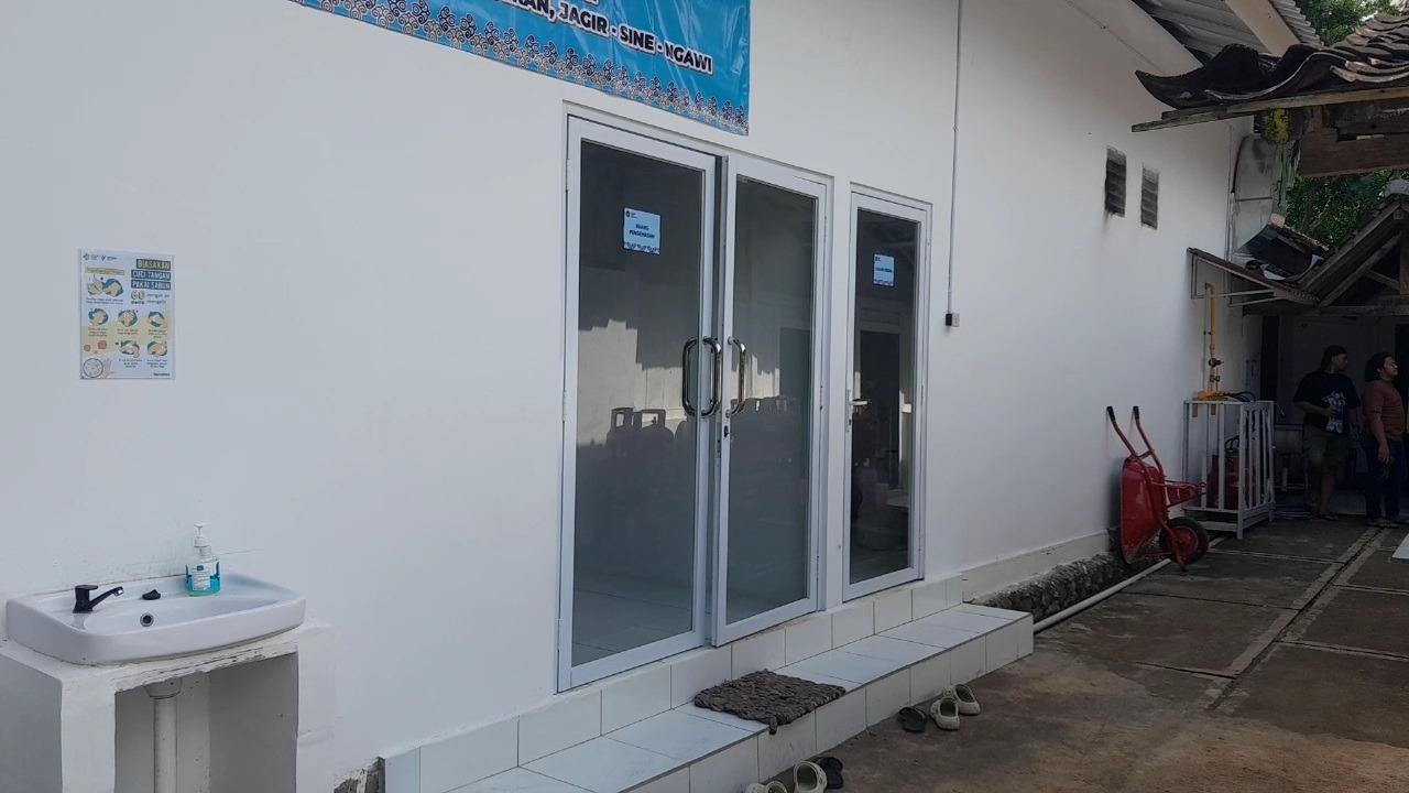 Dapur SPPG Jendela Cahaya Kebaikan sebelumnya memasok makanan bergizi untuk 2.600 siswa di Kecamatan Sine sejak 22 September tutup. ASEP SYAEFUL/RADAR NGAWI