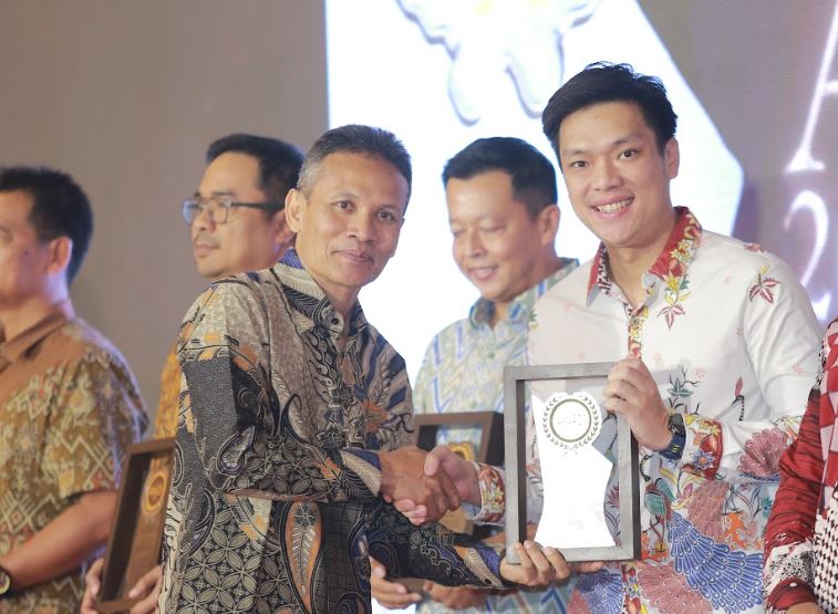 Nawasena Garden Restaurant and Ballroom dianugerahi penghargaan Best Corporate dalam Radar Madiun Awards 2025.