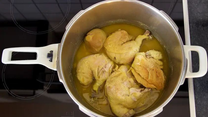 Ilustrasi memasak ayam tulang lunak dengan panci presto.