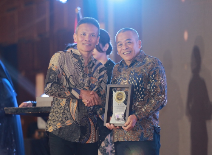 Ketua DPRD Kota Madiun Armaya menerima penghargaan Radar Madiun Awards 2025.