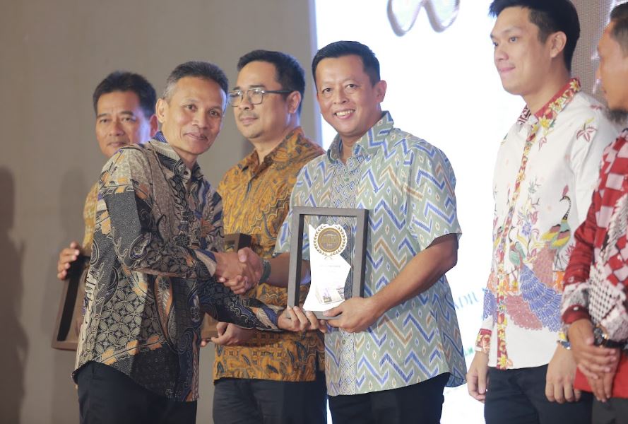 Owner Bluder Cokro Hary Sasono menerima penghargaan Best Corporate dalam Radar Madiun Awards 2025.