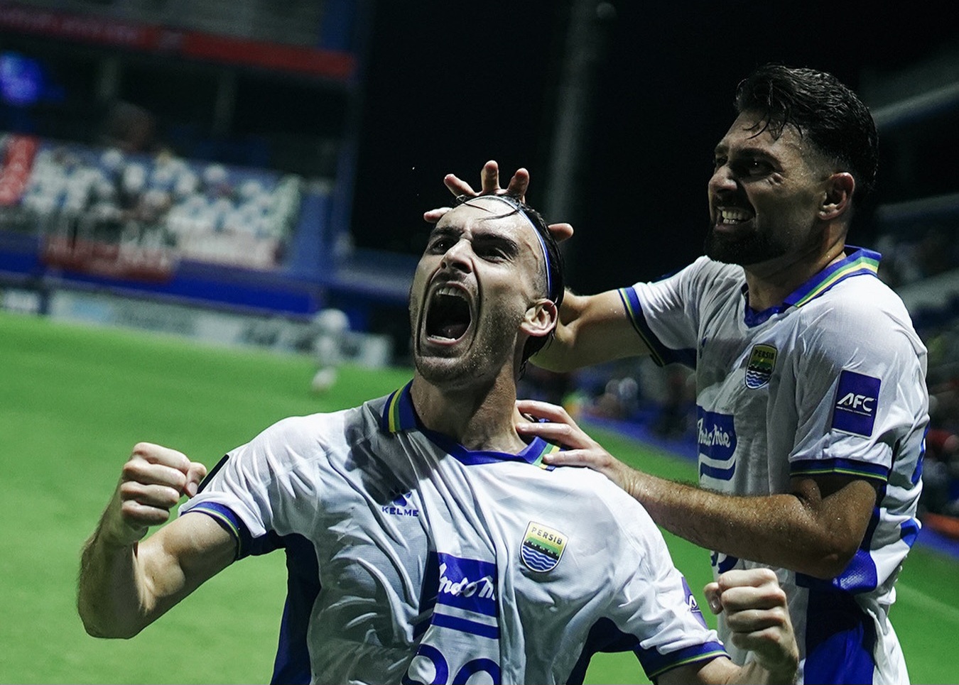 Selebrasi Andrew Jung usai cetak gol tadi malam.