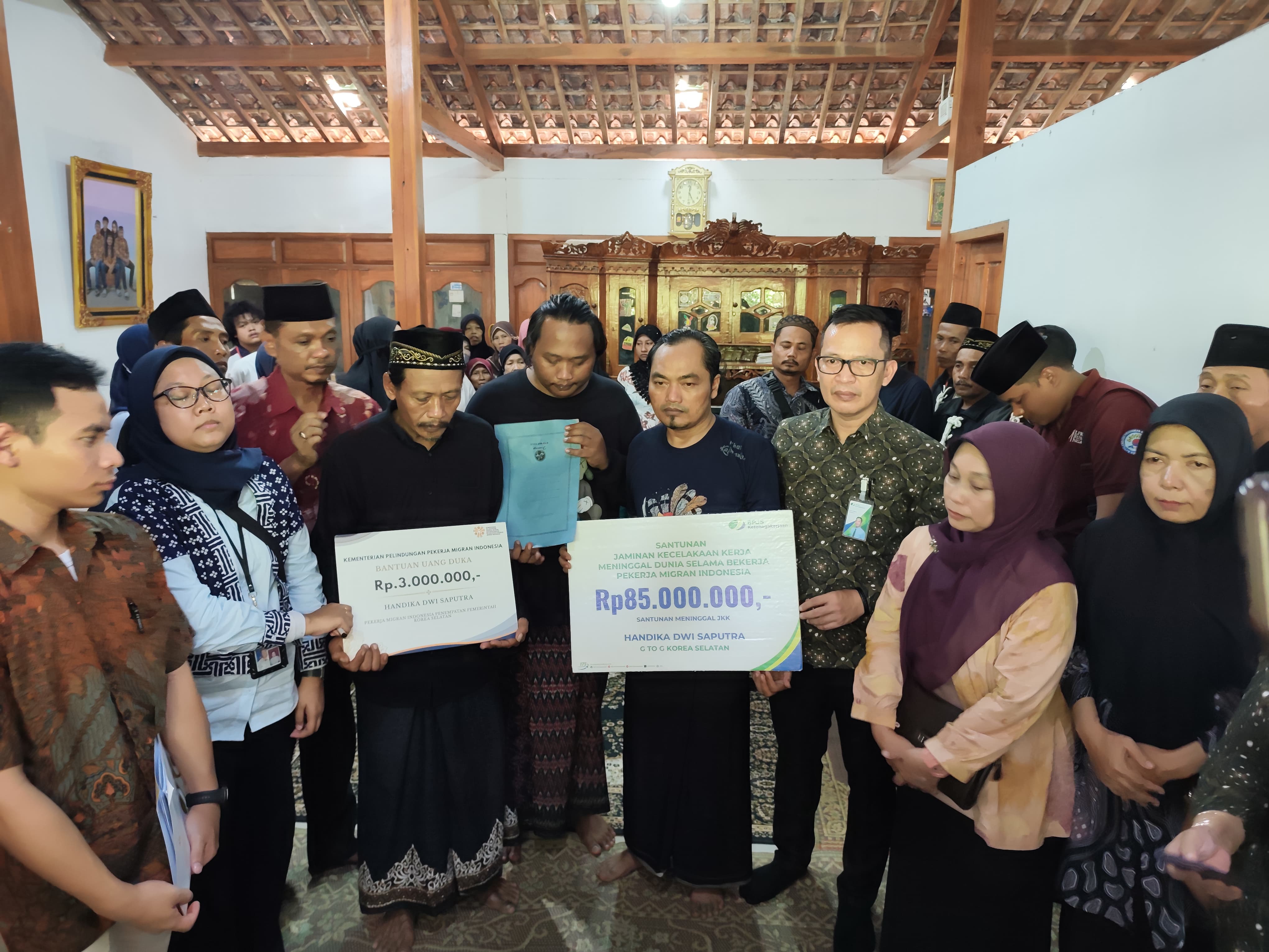 BPJS Ketenagakerjaan menyerahkan santunan untuk keluarga PMI asal Ngawi yang meninggal akibat kecelakaan kerja di Korea.