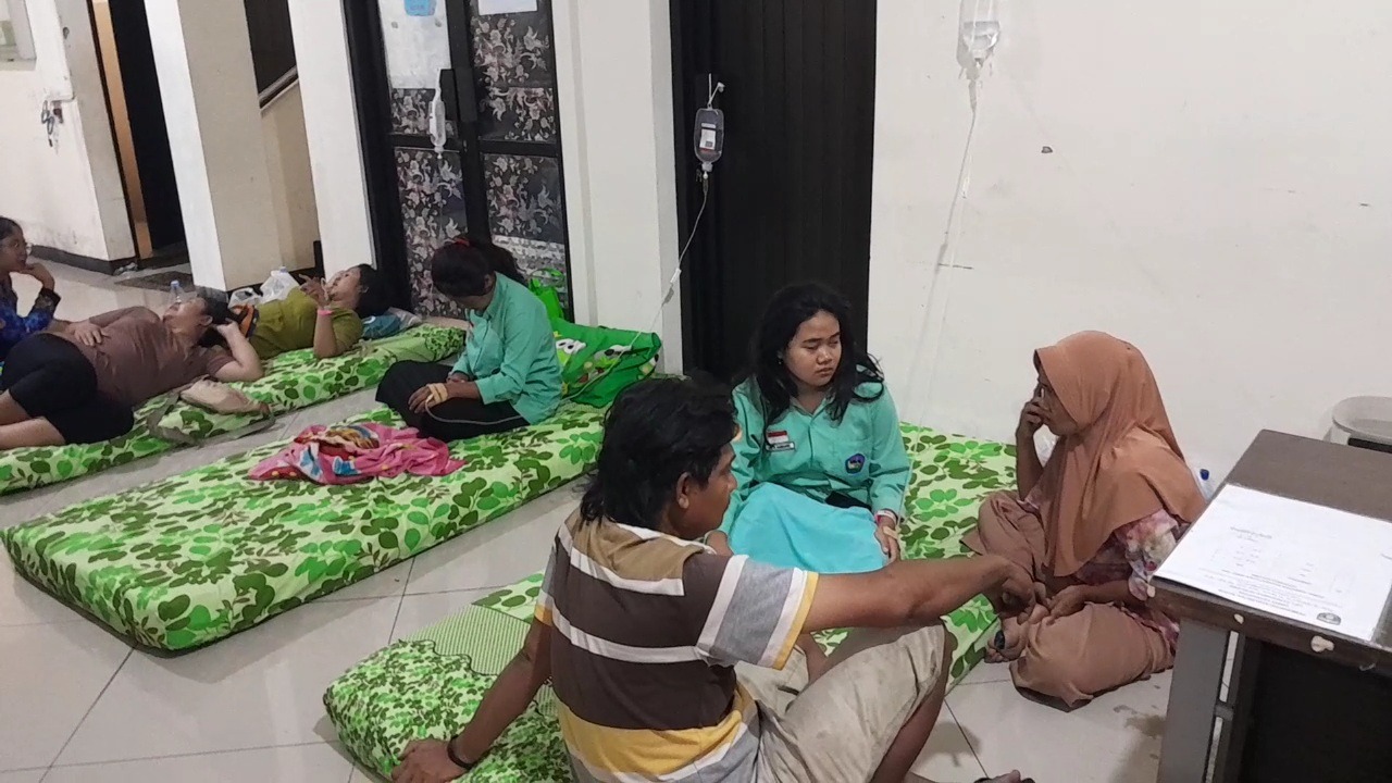 Beberapa siswa masih menjalani perawatan di Puskesmas Ngrambe, kemarin (2/10). ASEP SYAEFUL/RADAR NGAWI