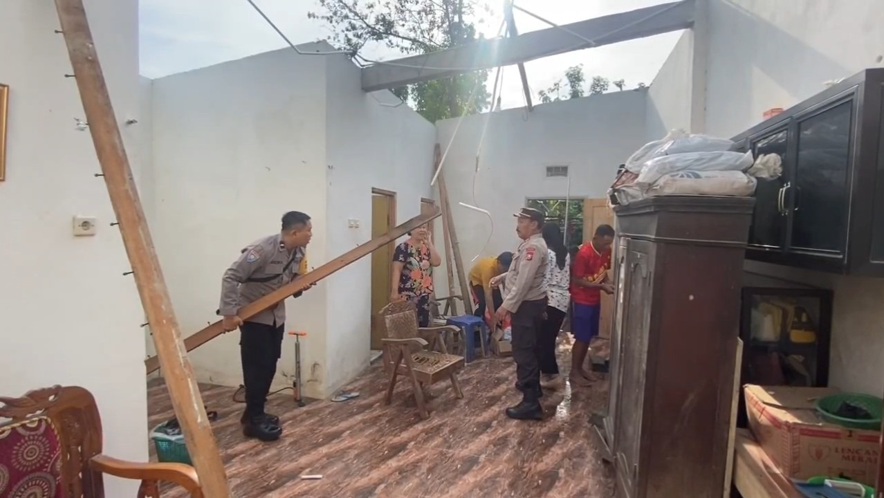 BPBD Ponorogo meminta warga waspada bencana hidrometeorologi menyusul hujan angin yang melanda sejumlah wilayah, Rabu sore (1/10).