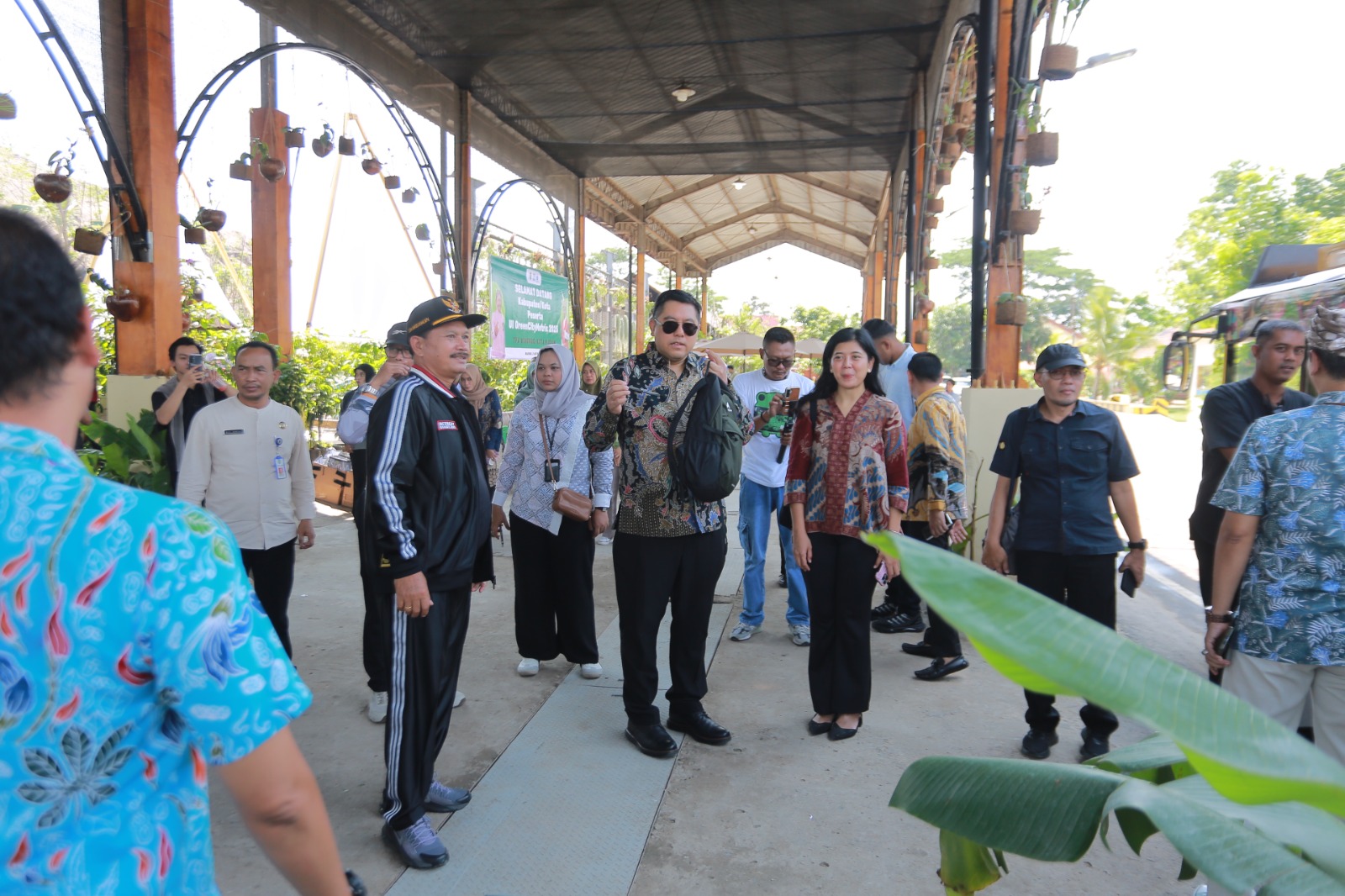 Para peserta Forum UI GreenCityMetric yang terdiri dari 71 pemerintah daerah mengunjungi penataan dan pengelolaan sampah di TPA Winongo, Jumat (3/10). BAGAS BIMANTARA/RADAR MADIUN