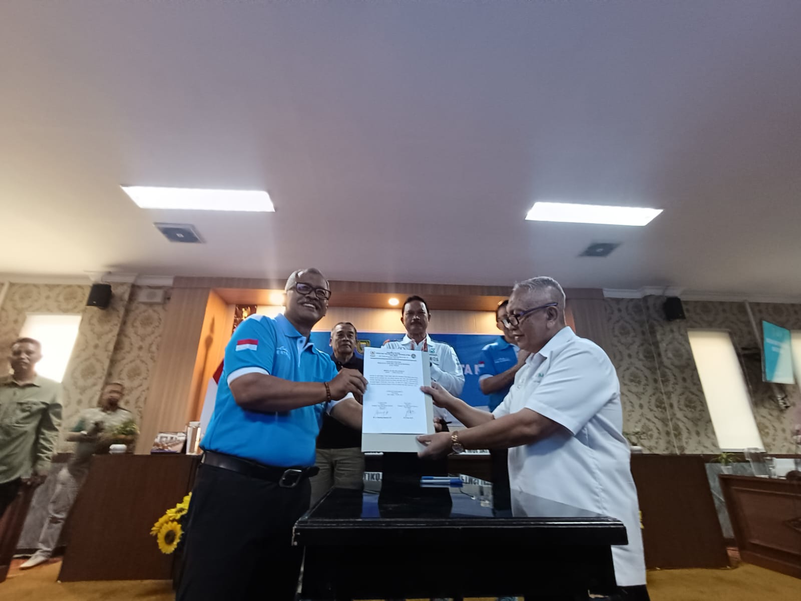 Istono dikukuhkan menjadi Ketua PTMSI Kota Madiun yang baru untuk masa periode 2025-2029, Jumat (3/10). FOTO: HENGKY RISTANTO/RADAR MADIUN