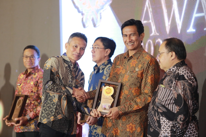 Direktur RSUD Caruban Farid Amirudin menerima penghargaan Radar Madiun Awards 2025.