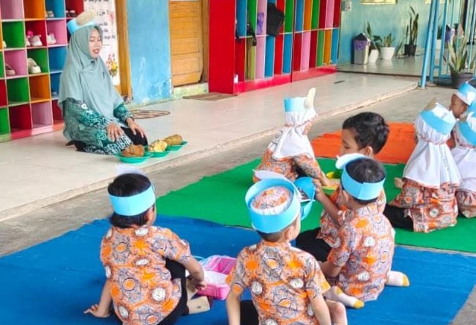 Ilustrasi guru dan siswa PAUD.