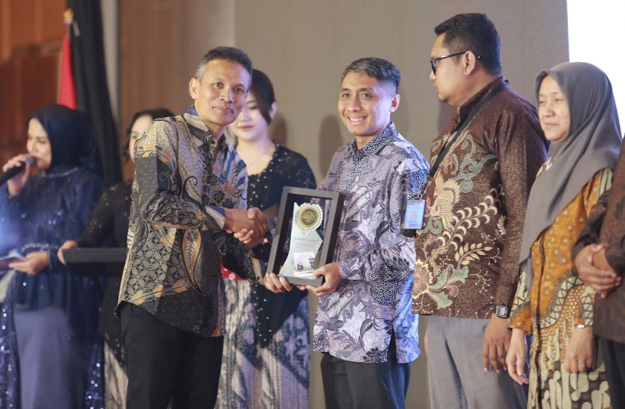 Politeknik Negeri Madiun meraih penghargaan Outstanding University pada Radar Madiun Awards 2025.