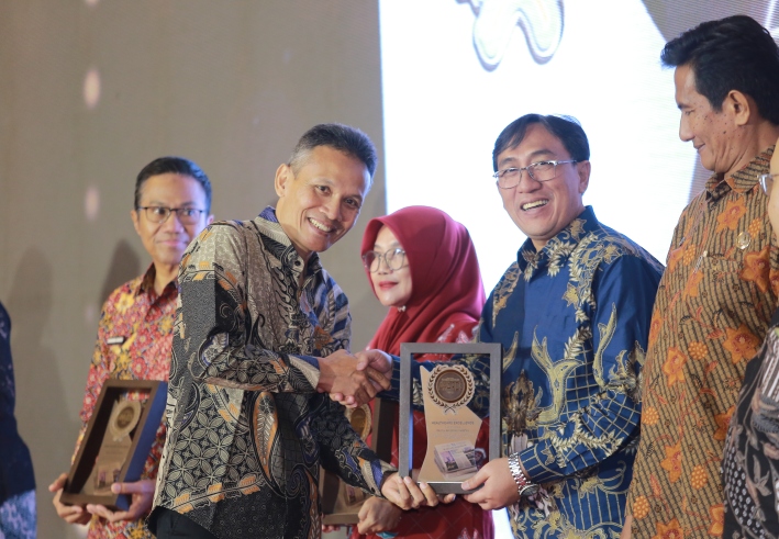 Direktur RSUD dr Sayidiman Rochmad Santoso menerima penghargaan Radar Madiun Awards 2025.