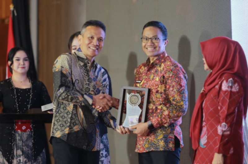 Direktur RSUD dr Soedono Ananda Haris menerima penghargaan Radar Madiun Awards 2025.