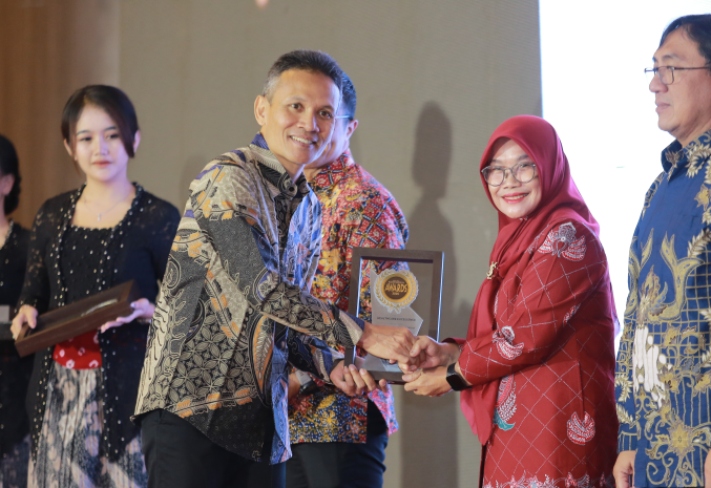Direktur RSUD dr Soeroto Ngawi, Indah Pitarti, menerima penghargaan Radar Madiun Awards 2025.