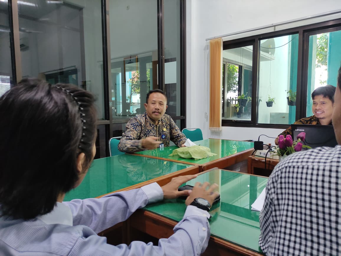 Kepala Dikuperin Prayitno berkoordinasi dengan para pendamping KMP yang diturunkan Kemenkop ke Pacitan. NUR CAHYONO/JAWA POS RADAR PACITAN