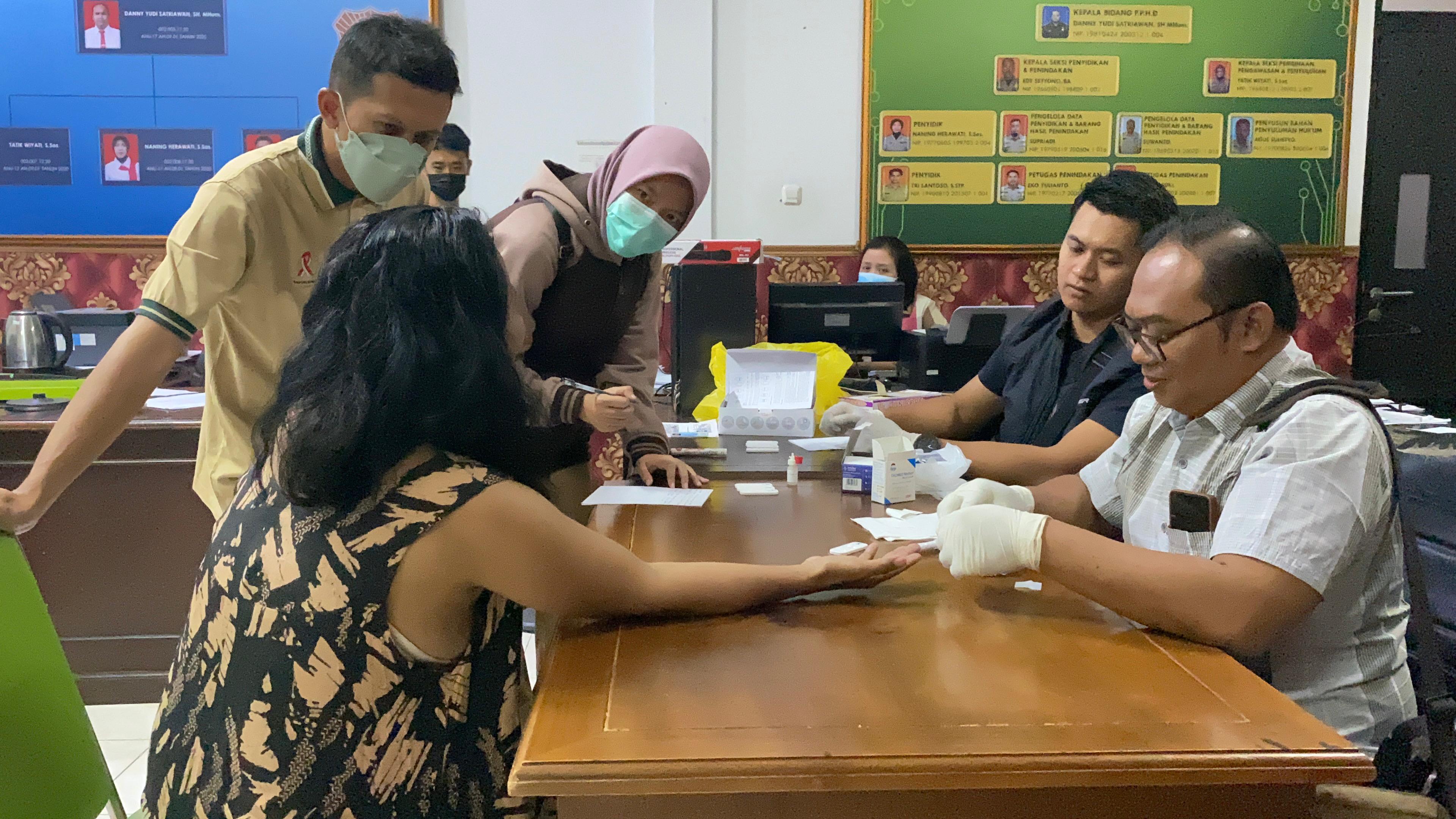 Petugas gabungan Satpol PP, Dinkes, dan Dinsos mengamankan sembilan PSK dari warung remang-remang di Kecamatan Jiwan, Jumat malam (3/10). FOTO: ISTIMEWA