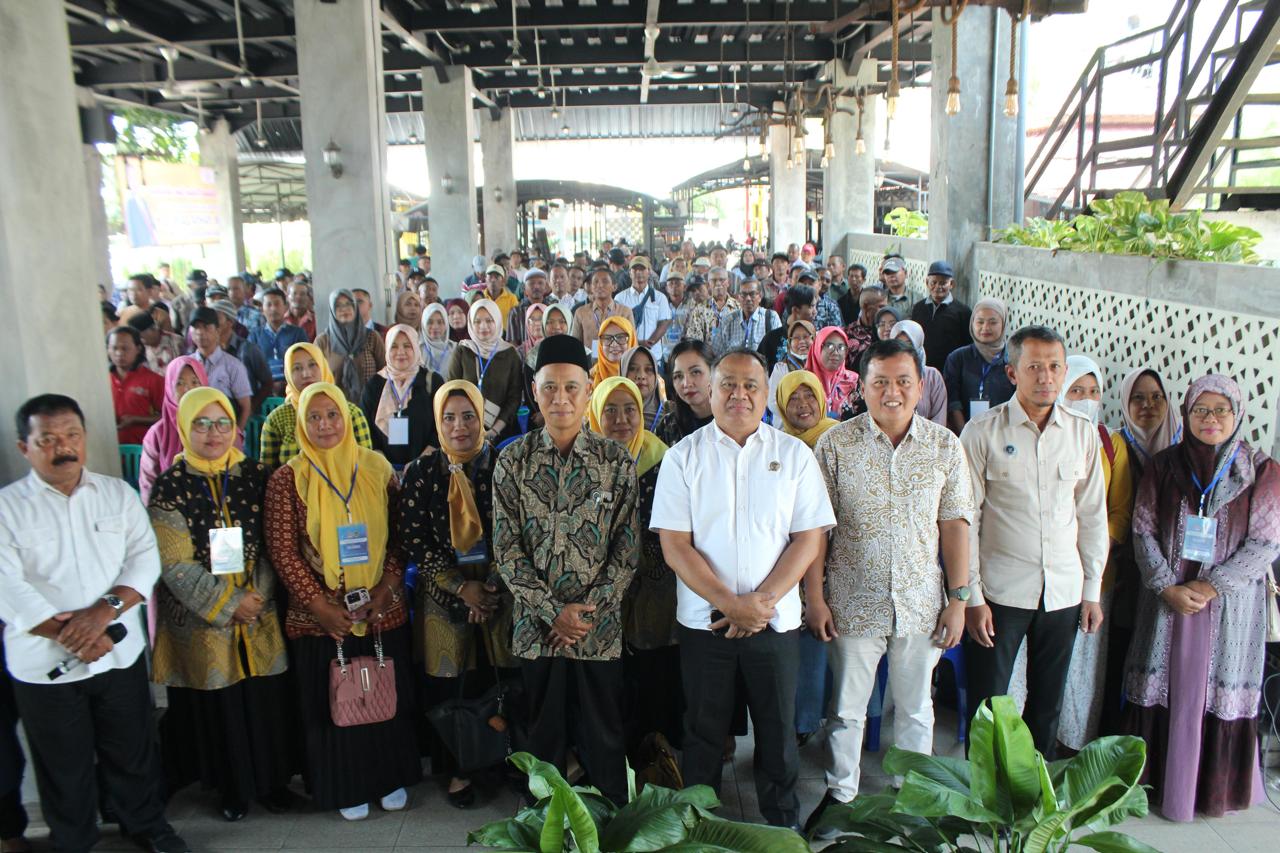 Tenaga Ahli DPR RI M. Sam&rsquo;ani Kurniawan bersama perwakilan Badan Gizi Nasional (BGN) memberikan edukasi pentingnya pola makan sehat kepada warga Desa/Kecamatan Jiwan, Kabupaten Madiun, Kamis (2/10).