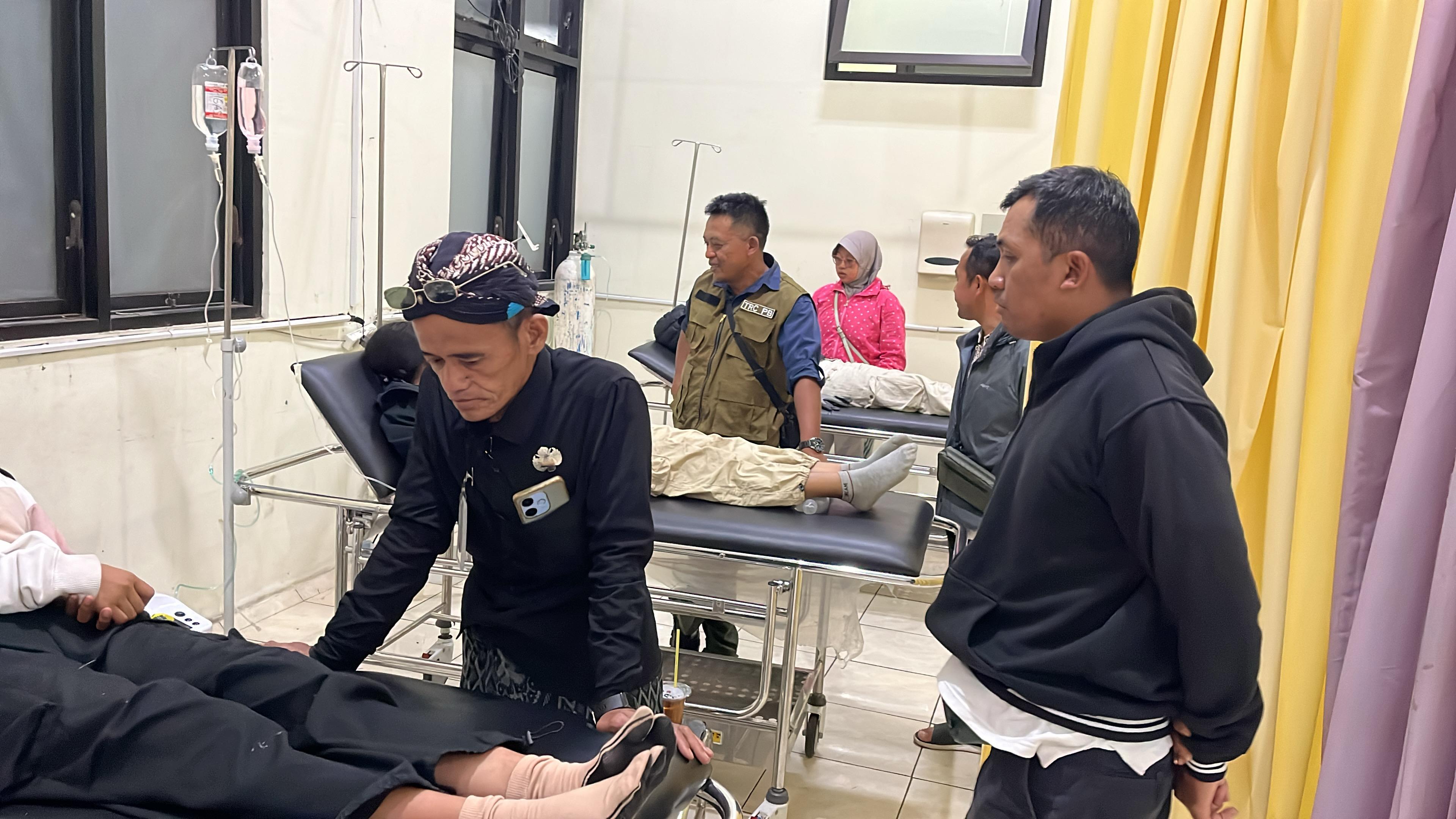 Petugas kehutanan mengevakuasi tiga pendaki perempuan yang kelelahan di jalur Gunung Lawu via Cemoro Sewu, Sabtu sore (4/10) dan dilarikan ke puskesmas.