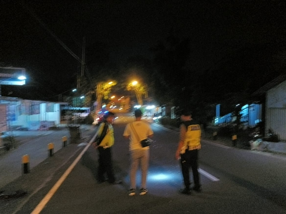 Petugas Satlantas Polres Pacitan melakukan olah TKP kecelakaan maut antara motor dan Isuzu Elf di Jalan Tentara Pelajar, Sabtu malam (4/10). FOTO: ISTIMEWA