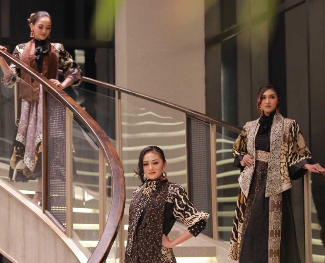 Batik fashion show yang digelar oleh perajin batik Madiun, Sri Muniarti di Hotel Mercure. BAGAS BIMANTARA/RADAR MADIUN