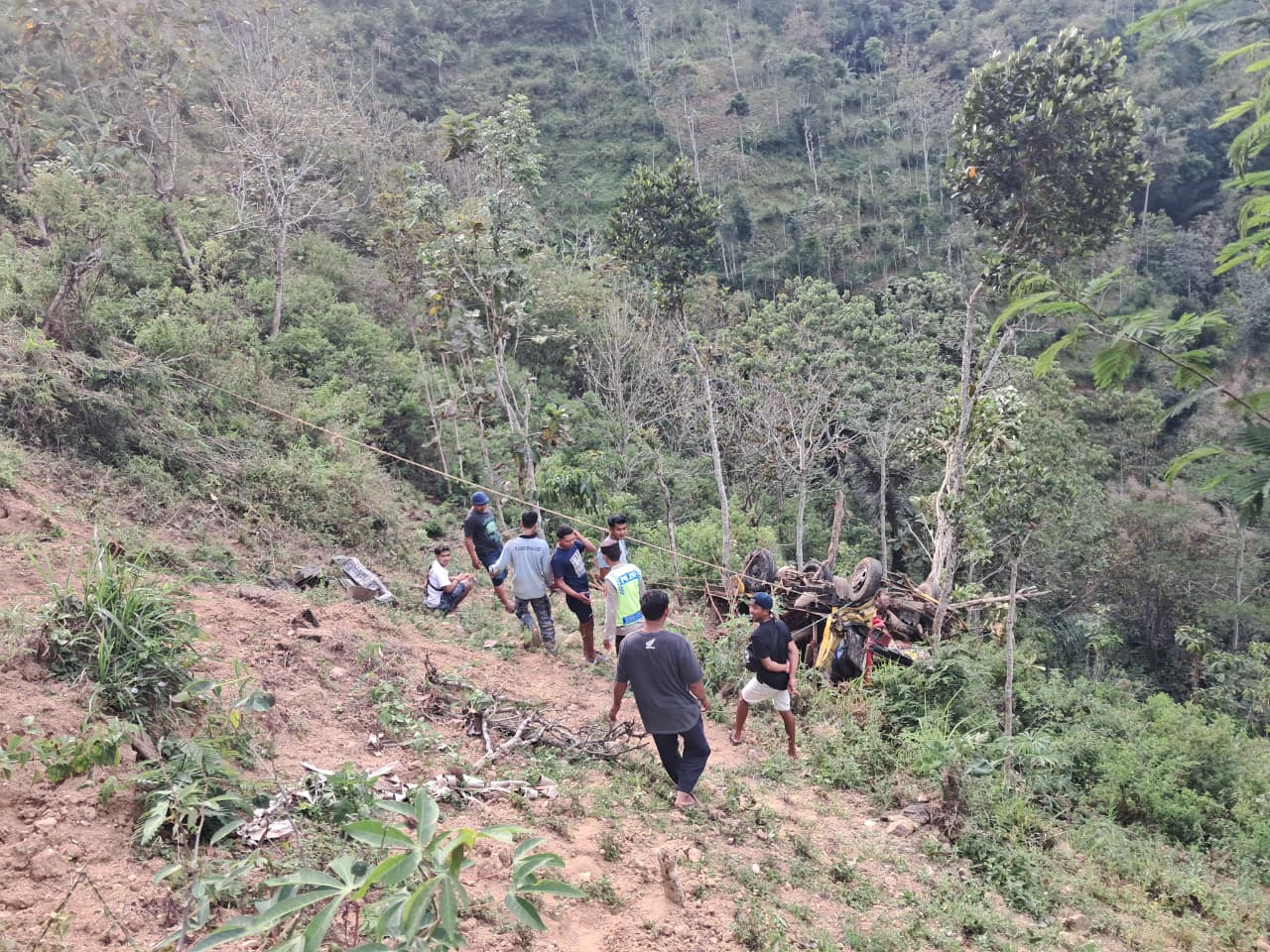 Truk engkel milik warga Nawangan terjun ke jurang sedalam 30 meter akibat rem blong di jalur Arjosari&ndash;Nawangan, Minggu (5/10). NUR CAHYONO/RADAR PACITAN