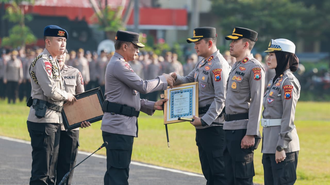 Kapolres Magetan AKBP Erik Bangun Prakasa terima penghargaan Kapolda Jatim.