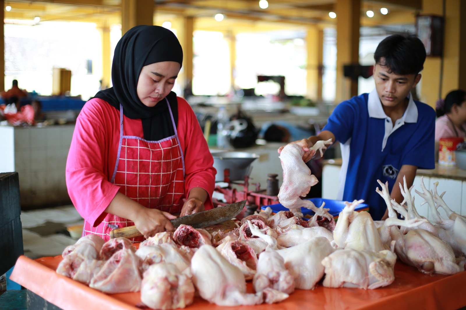 Kenaikan harga daging ayam ras di sejumlah pasar tradisional memicu inflasi 0,03 persen di Kota Madiun sepanjang September. BAGAS BIMANTARA/RADAR MADIUN