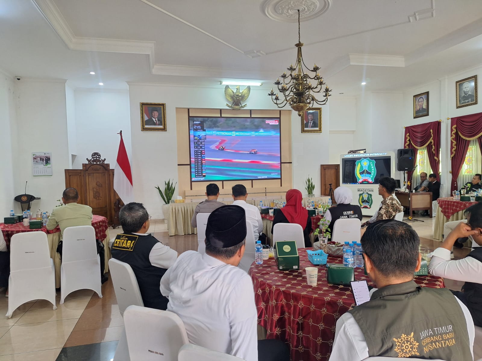 Gubernur Jatim Khofifah Indar Parawansa menonton aksi Mario Aji di Moto2 Mandalika 2025 secara streaming bersama Forkopimda di Pendapa Surya Graha Magetan. AJI PUTRA/RADAR MAGETAN
