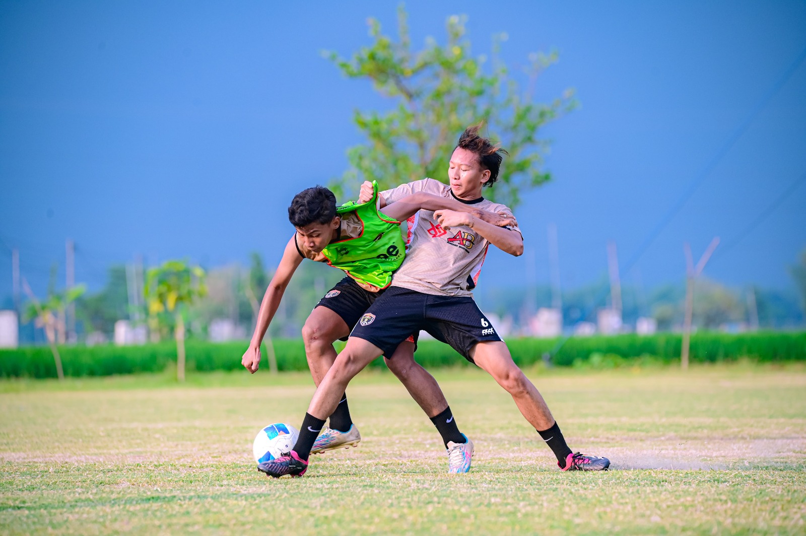 Para pemain Persinga Ngawi berlatih rutin di lapangan desa untuk mempersiapkan diri menghadapi putaran provinsi Liga 4 2025/2026. DOK RADAR NGAWI