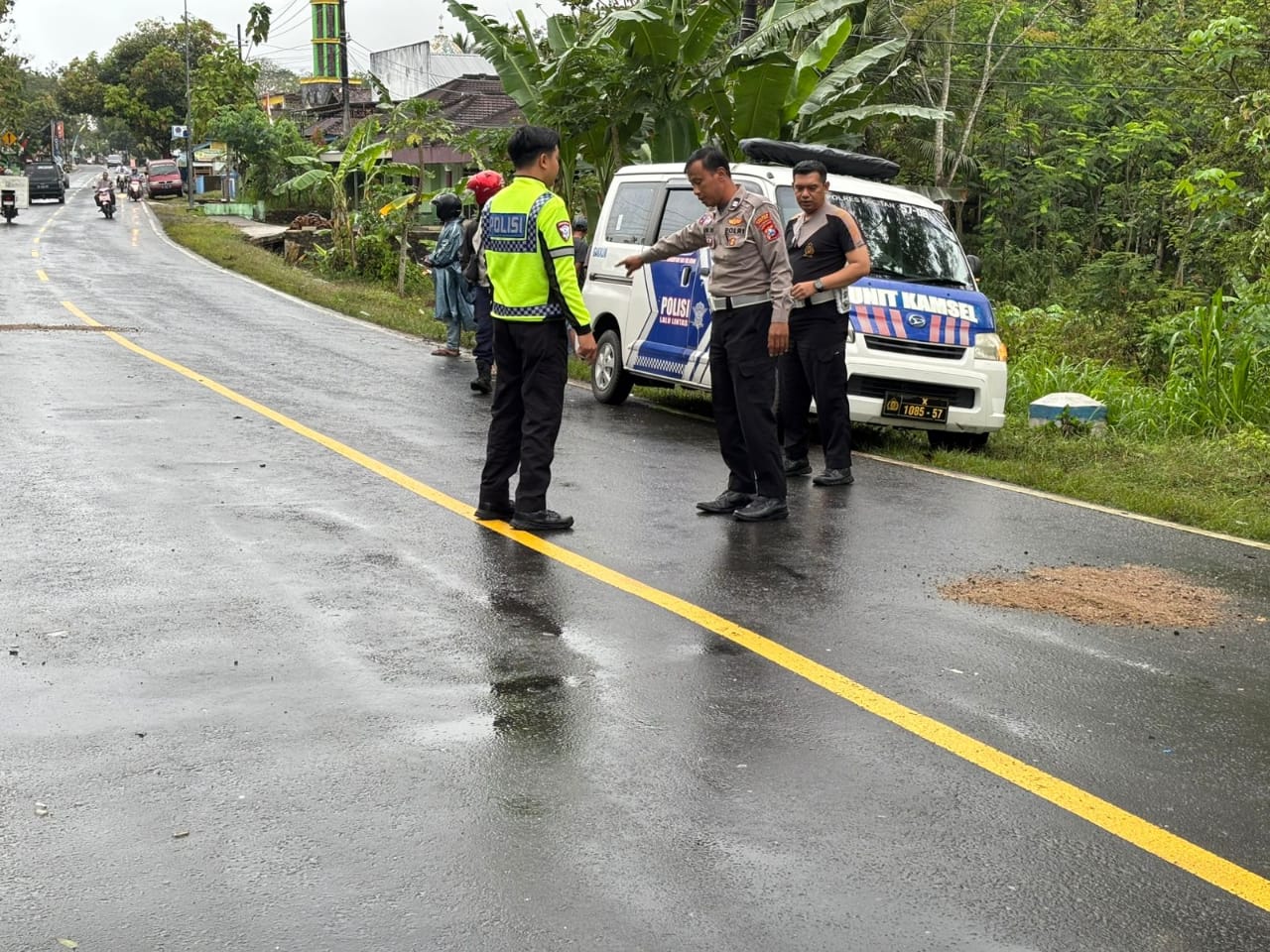 Petugas melakukan olah tempat kejadian perkara kecelakaan lalu lintas yang melibatkan pelajar di Pacitan beberapa waktu lalu. DOK RADAR PACITAN