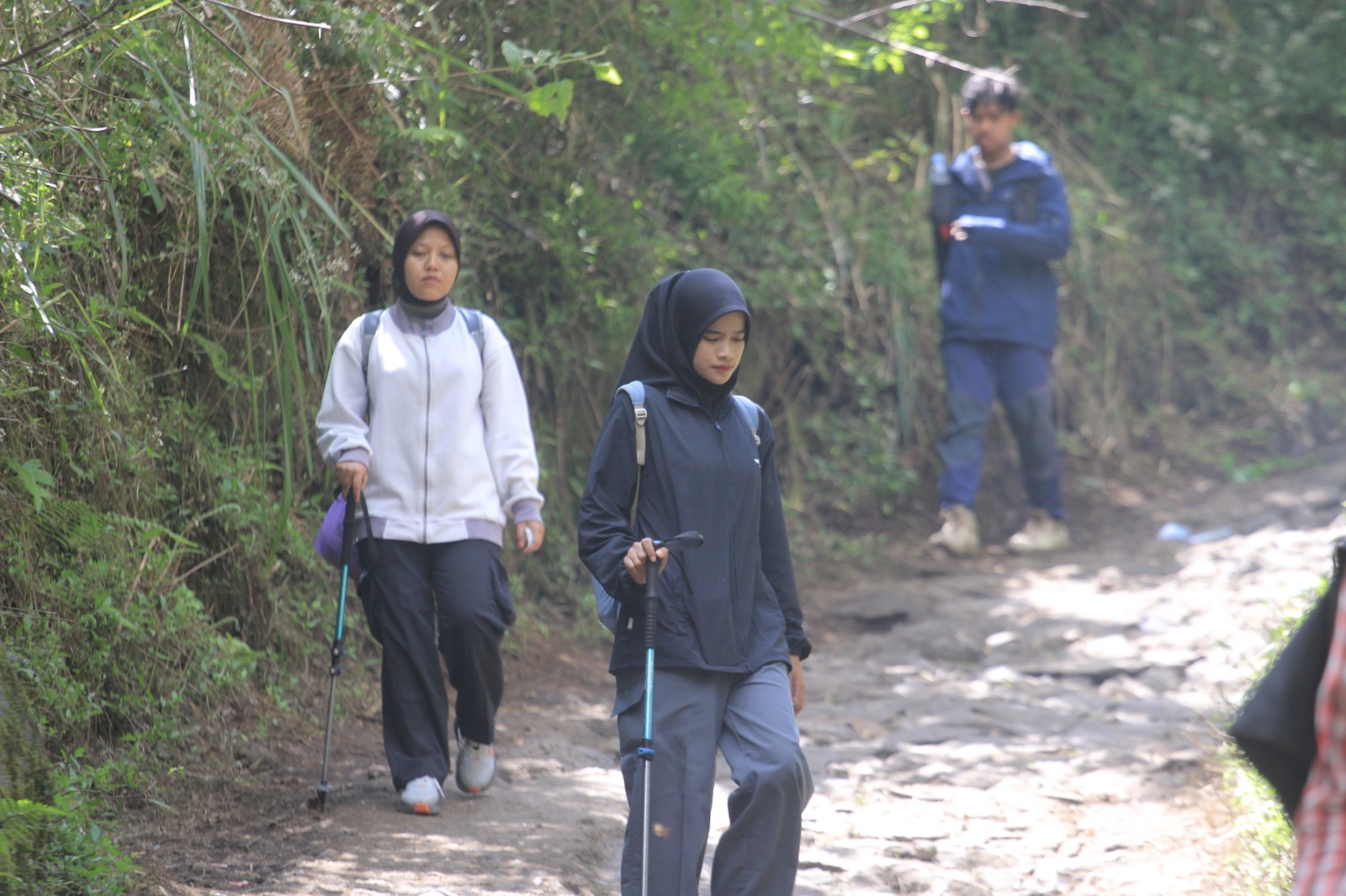 Aturan pendakian tektok di Gunung Lawu kini diperketat untuk menjaga keselamatan pendaki dan mencegah insiden seperti evakuasi baru-baru ini. AJI PUTRA/RADAR MAGETAN