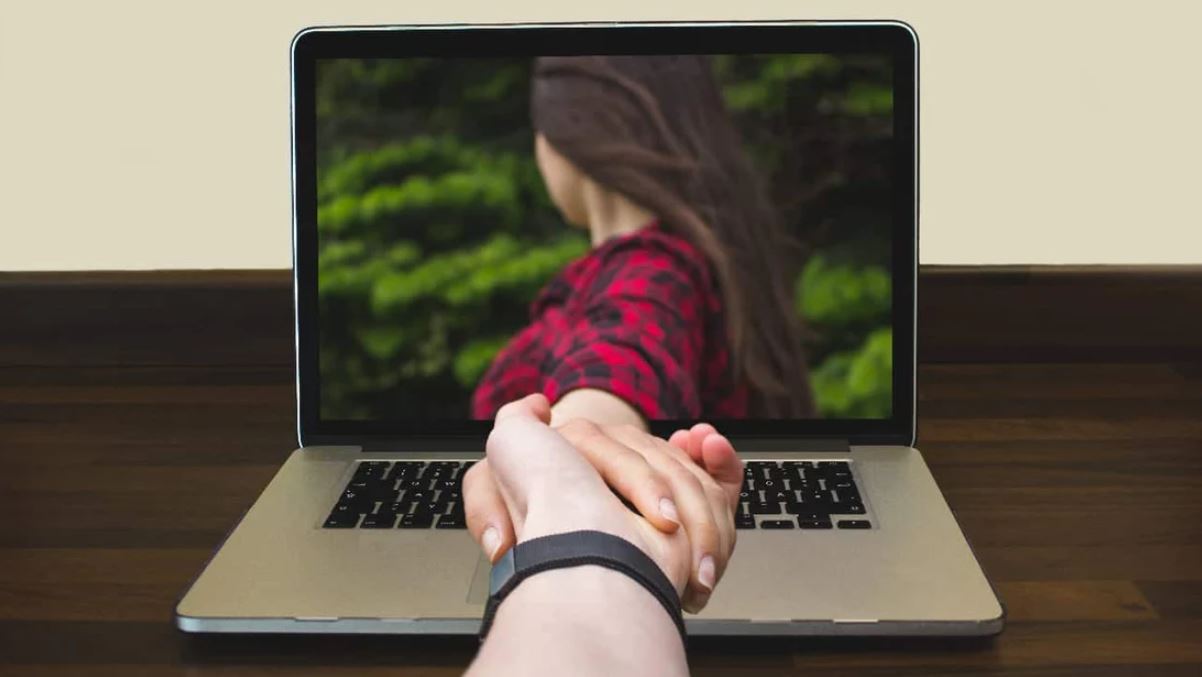 Ilustrasi hubungan long distance relationship atau LDR.