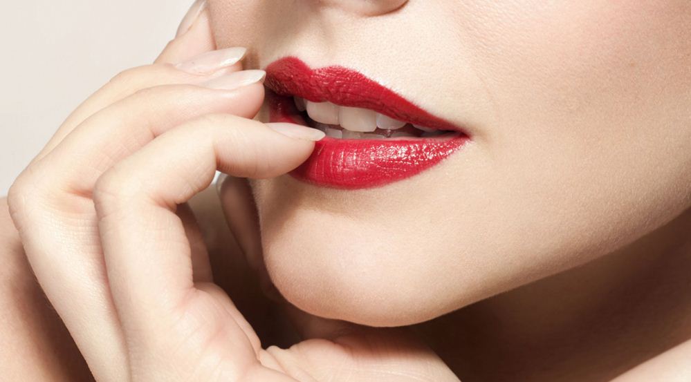 Ilustrasi bibir dengan warna lipstik yang tahan lama.