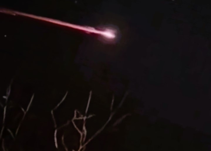 BRIN sebut ada meteor jatuh di Laut Jawa, melintasi langit Cirebon dan turut terlihat di sejumlah daerah di Jawa Barat.