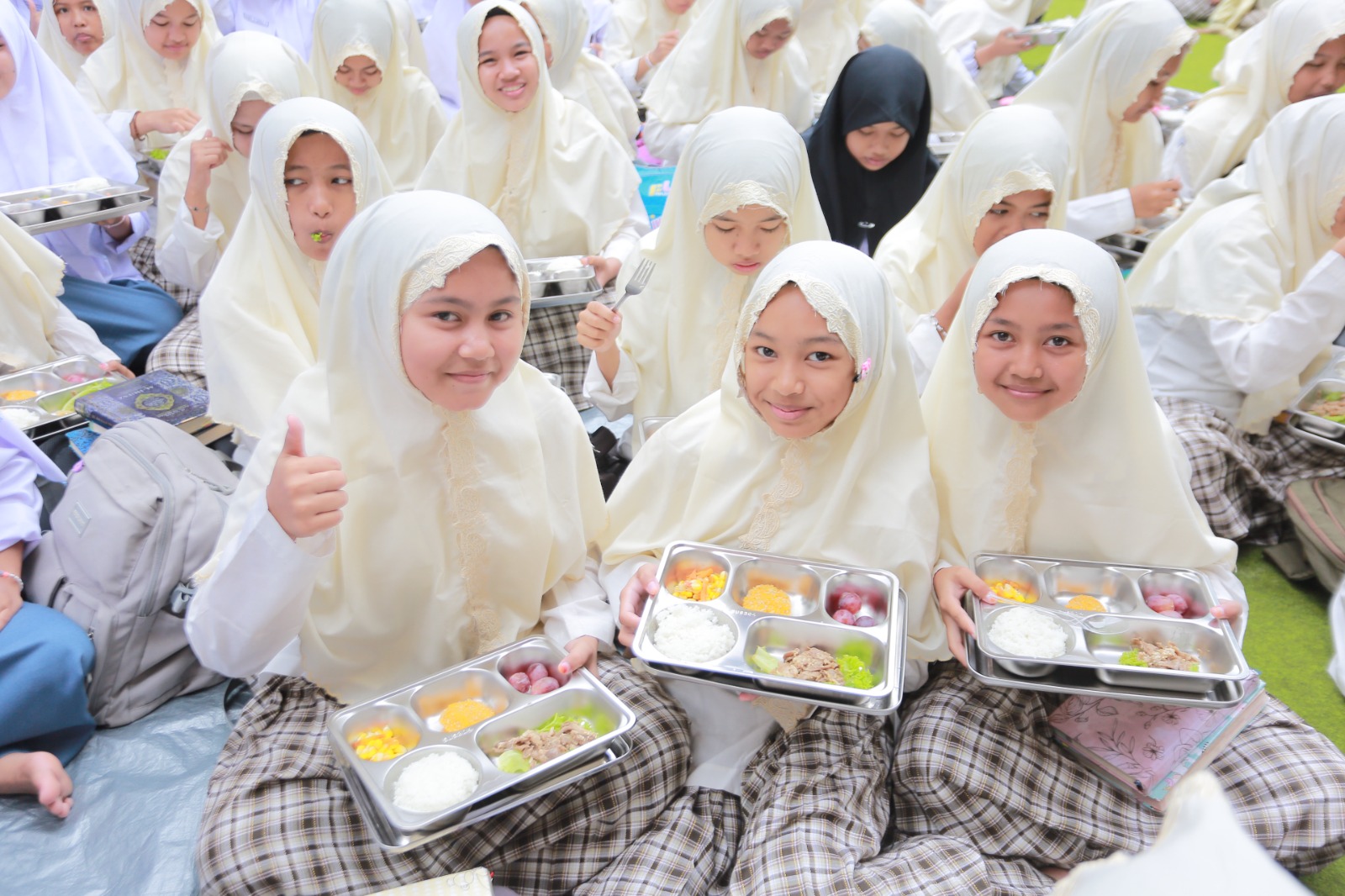 Para santri Ponpes Al Mardliyyah di Kota Madiun menikmati program MBG yang baru sepekan lalu diluncurkan. BAGAS BIMANTARA/JAWA POS RADAR MADIUN