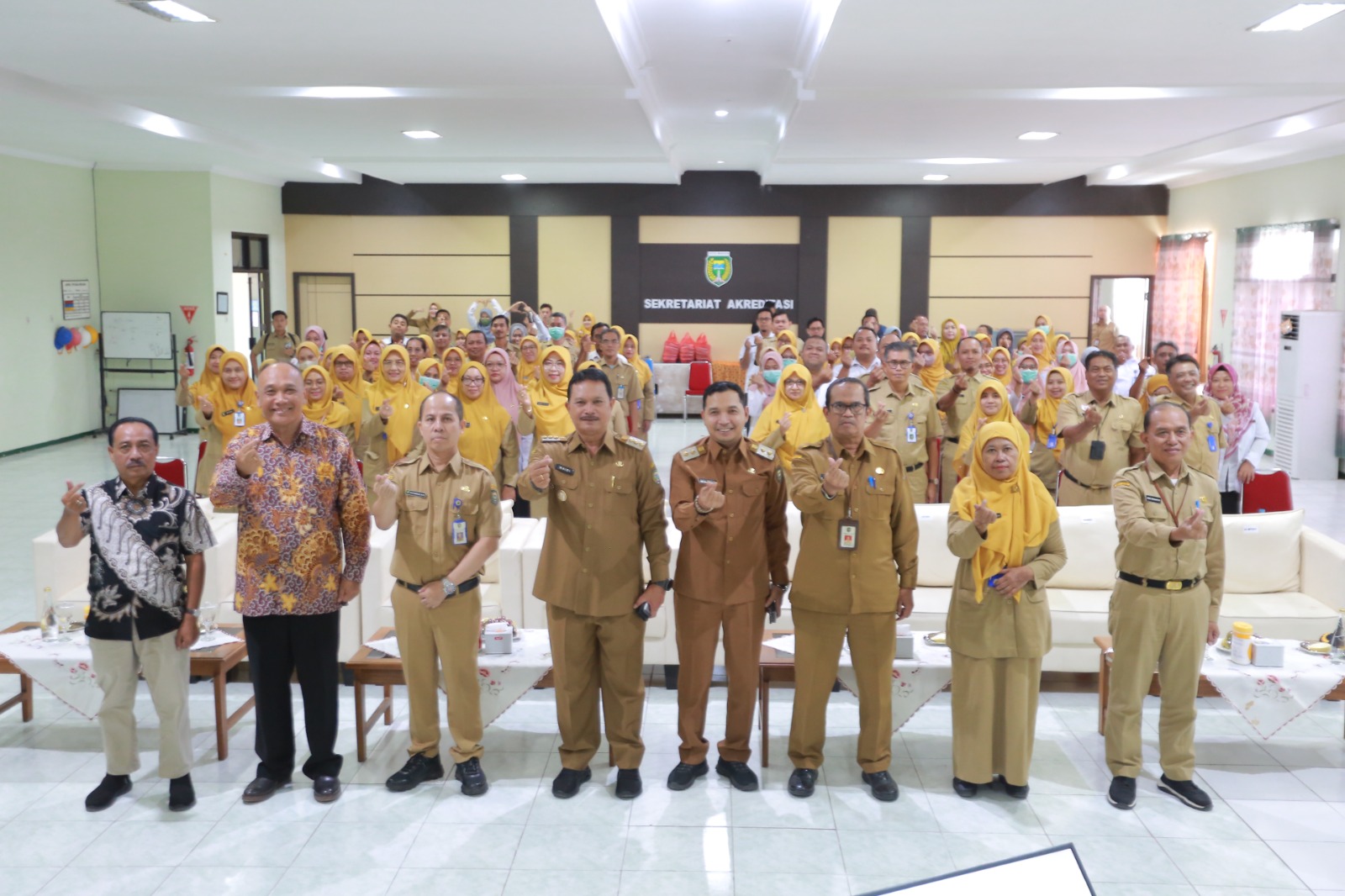 Wali Kota Madiun Maidi bersama Wawali F Bagus Panuntun dan Sekda Soeko Dwi Handiarto saat membina pegawai RSUD Kota Madiun untuk meningkatkan pelayanan kesehatan yang adaptif dan modern.