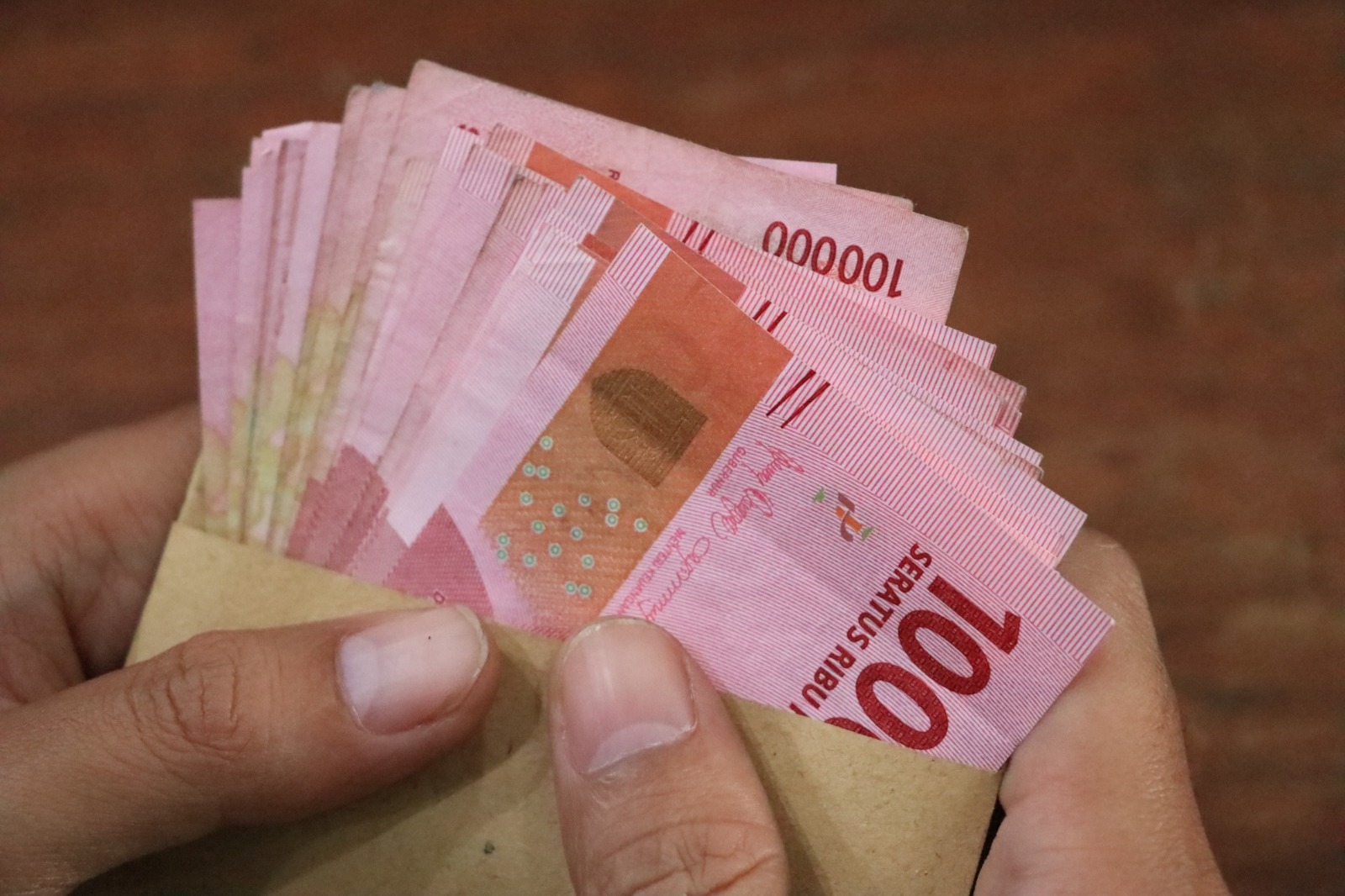 Petugas desa di Ngawi memproses dokumen pencairan dana desa tahap dua yang sempat terhambat karena kendala sistem daring OMSPAN. DOK RADAR NGAWI