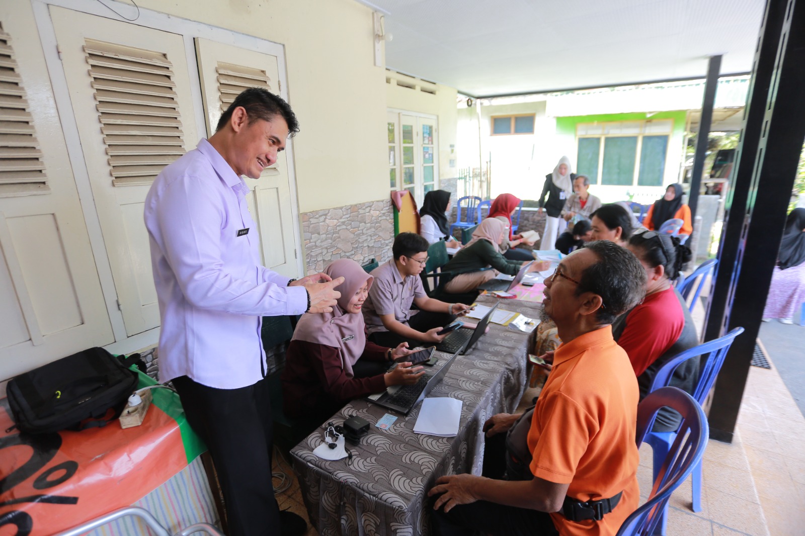 Petugas Dispendukcapil Kota Madiun melakukan perekaman e-KTP di Kelurahan Oro-Oro Ombo. BAGAS BIMANTARA/RADAR MADIUN
