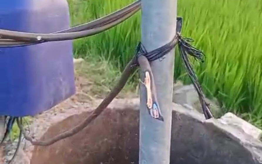 Sisa potongan kabel sibel di area persawahan Sawahan. FOTO TANGKAPAN LAYAR