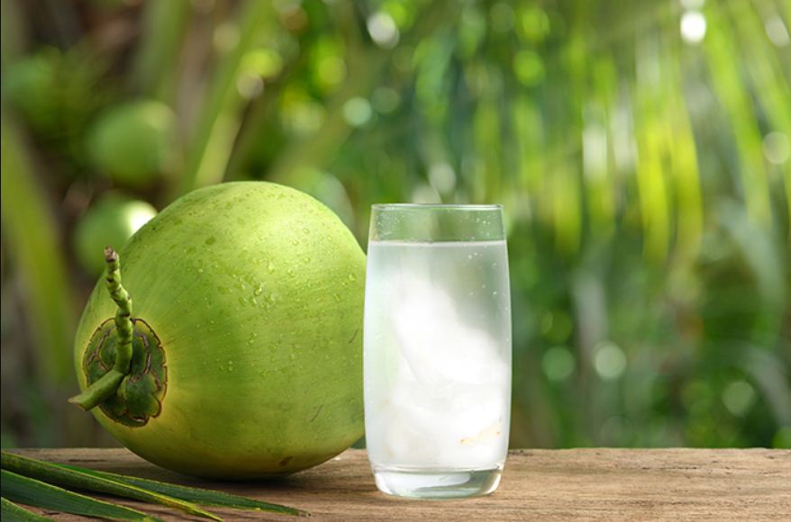 Air kelapa salah satu bahan alami mengatasi keracunan makanan.