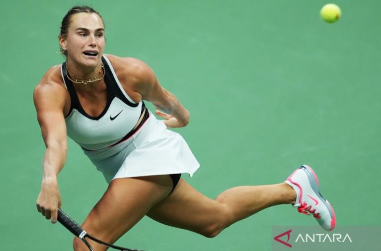 Petenis putri Belarusia Aryna Sabalenka beraksi di final tunggal putri Kejuaraan Tenis AS Terbuka 2025 di New York, AS.