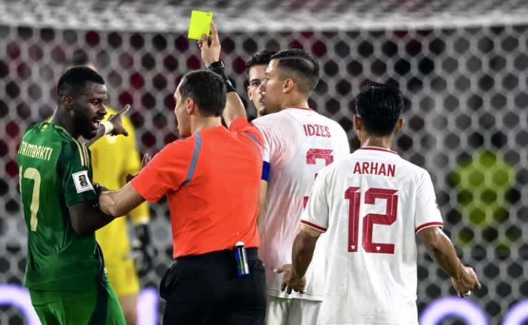 Wasit Rustam Lutfullin memberi kartu kuning kedua kepada pemain Timnas Indonesia Justin Hubner saat melawan Arab Saudi di ronde ketiga Kualifikasi PD 2026.