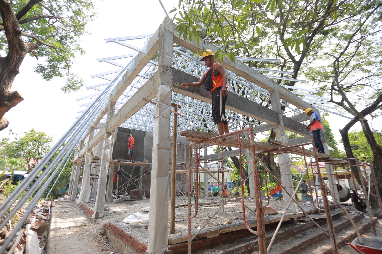 Progres pembangunan Rumah Data di Kampung KB Rejomulyo, Madiun, mencapai 41,97 persen dan ditargetkan rampung November. BAGAS BIMANTARA/RADAR MADIUN