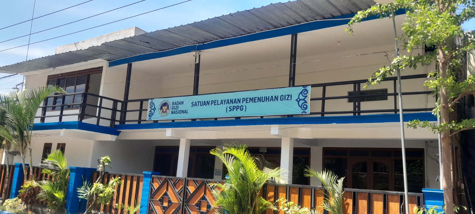 Aktivitas pegawai salah satu SPPG di Ngawi. Dari 13 dapur penyedia MBG, baru satu yang mengantongi sertifikat laik higiene sanitasi (SLHS). ASEP SYAEFUL/RADAR NGAWI