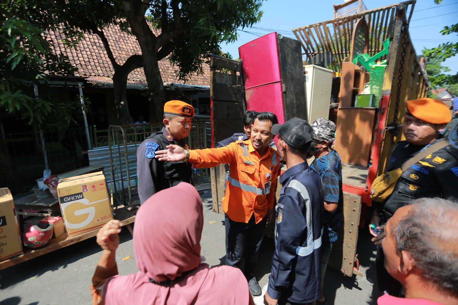Petugas gabungan dari KAI Daop 7 Madiun menertibkan rumah sewaan di Jalan Sukokaryo karena tunggakan sejak 2017, Rabu (8/10). BAGAS BIMANTARA/RADAR MADIUN